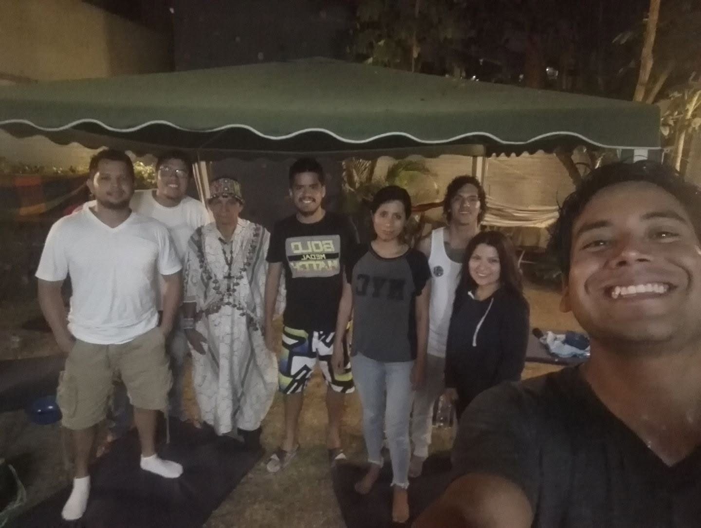 Selfie grupal de Javier de noche